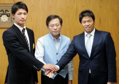 　奈良県庁を表敬訪問し、村井副知事（中央）と記念撮影する大学日本代表の奈良学園大・宮本（左）。右は大学日本代表コーチの奈良学園大・酒井監督