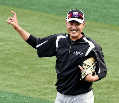 試合前に調整する阪神・秋山＝横浜スタジアム（撮影・堀内翔）