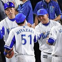 阪神に逆転勝ちし、５安打と活躍した宮崎（５１）とタッチをかわすＤｅＮＡのラミレス監督＝横浜スタジアム（撮影・堀内翔）