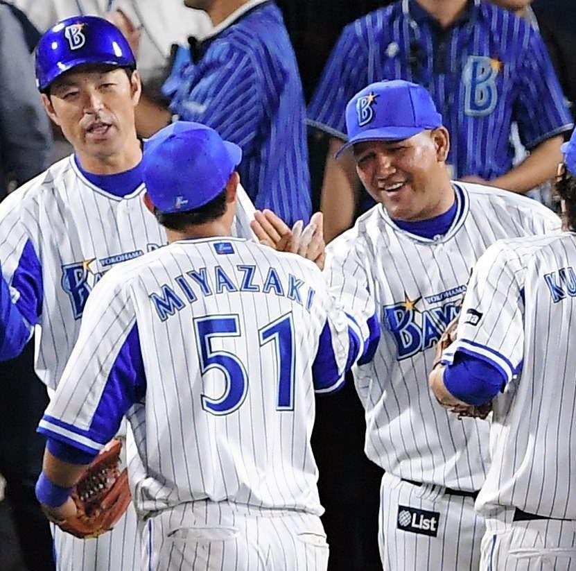 阪神に逆転勝ちし、５安打と活躍した宮崎（５１）とタッチをかわすＤｅＮＡのラミレス監督＝横浜スタジアム（撮影・堀内翔）