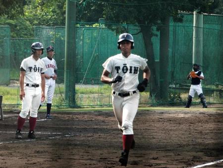 練習試合・泉尾戦で２打席連続本塁打を放って生還する大阪桐蔭・山本（右から２人目）