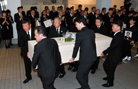 山口高志氏（手前左端）、住友平氏（手前左から３人目）らの手で出棺する上田利治氏の棺＝横浜市内（撮影・出月俊成）