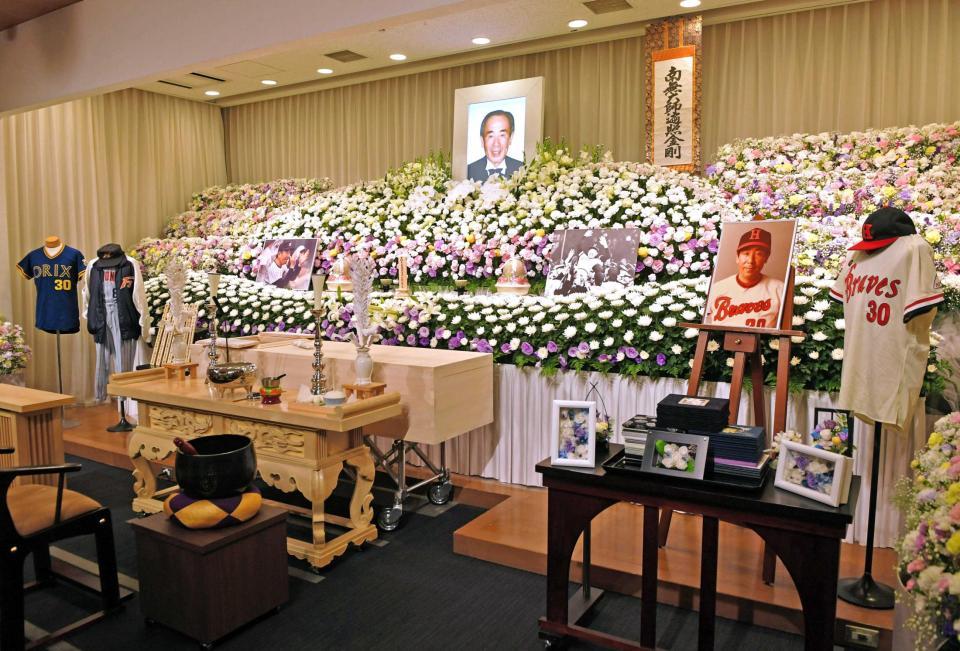 　ユニホームが飾られた上田利治氏の祭壇（撮影・出月俊成）