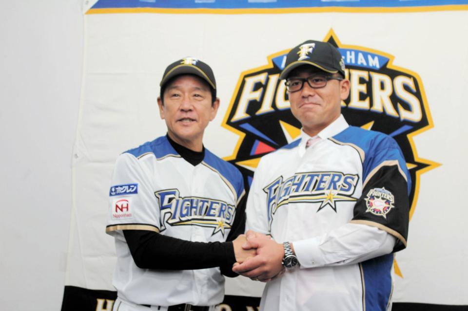 日本ハムへトレードでの入団が決まった黒羽根利規捕手と握手する栗山監督