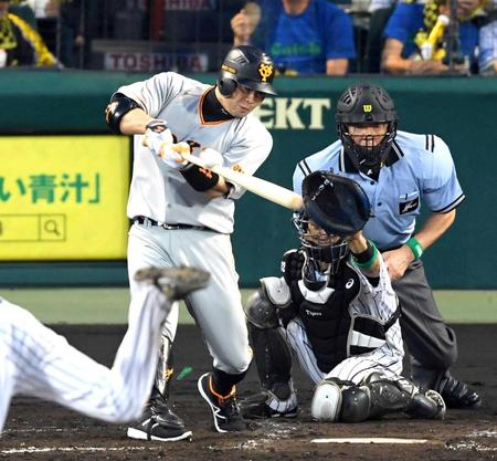 　５回、右前適時打を放つ阿部（撮影・飯室逸平）