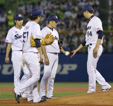 　５回途中で降板するヤクルト先発の石川（右から２人目）＝神宮