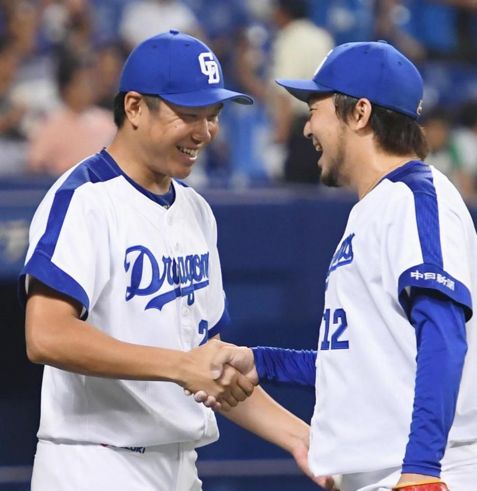 　ＤｅＮＡに勝利し、抑えの田島（右）と握手する中日先発の大野