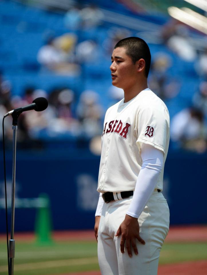 選手宣誓を行う早実・清宮幸太郎＝神宮球場（撮影・開出牧）