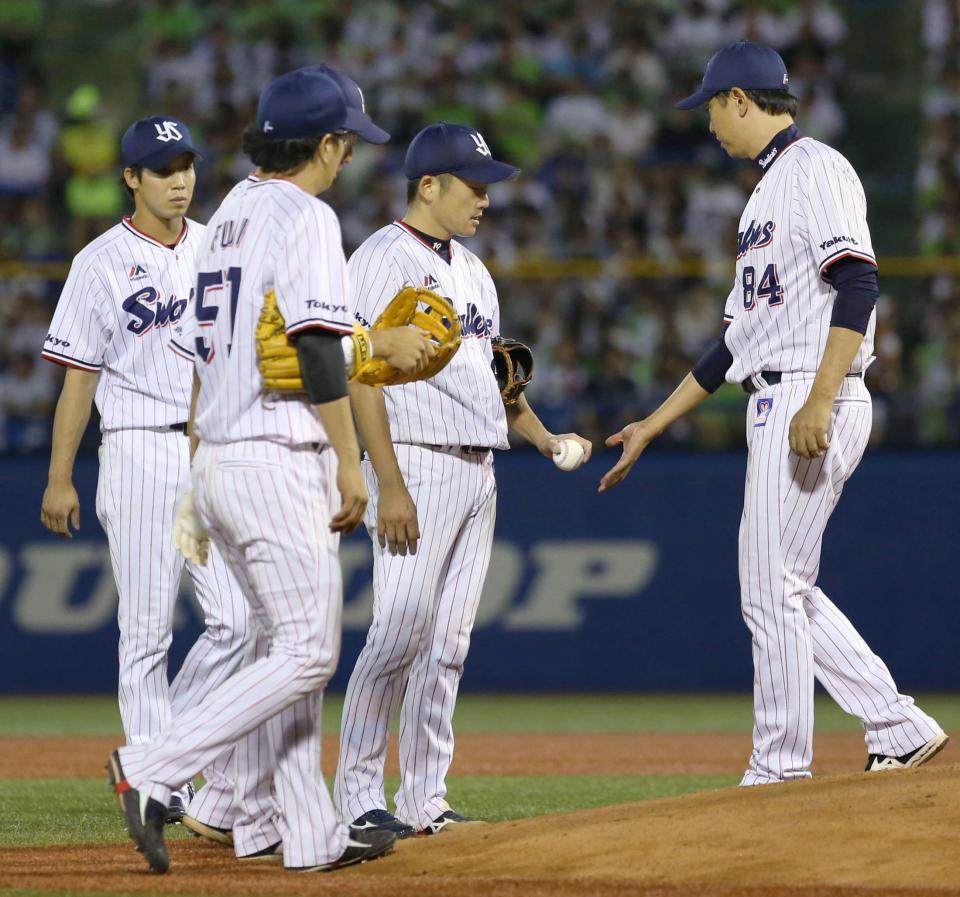 　５回途中で降板するヤクルト先発の石川（右から２人目）＝神宮