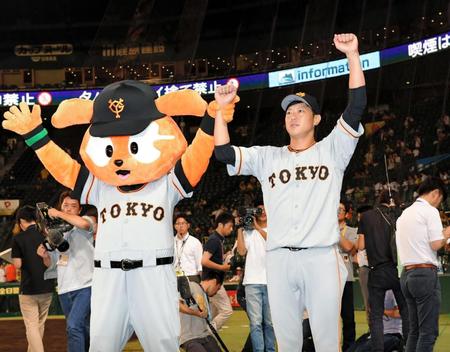 ヒーローインタビューを終え、ジャビットとともにファンの声援に応える内海