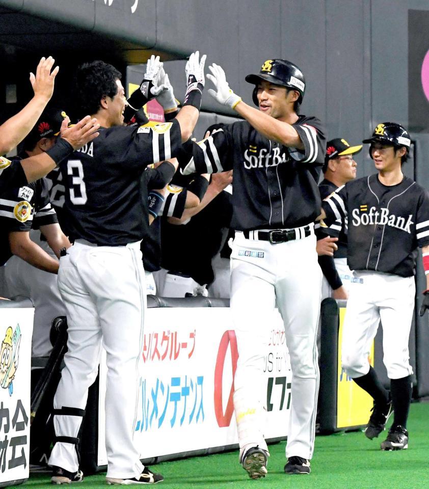 １回、先制２ランを放ち、ベンチ前でタッチを交わす柳田　