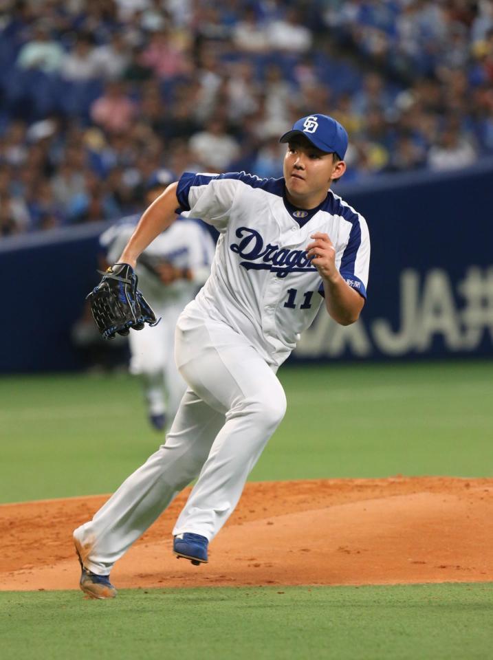 ２回表２死、梶谷の打球を追う小笠原