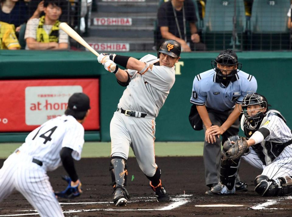 １回、先制適時打を放つ阿部。投手・能見