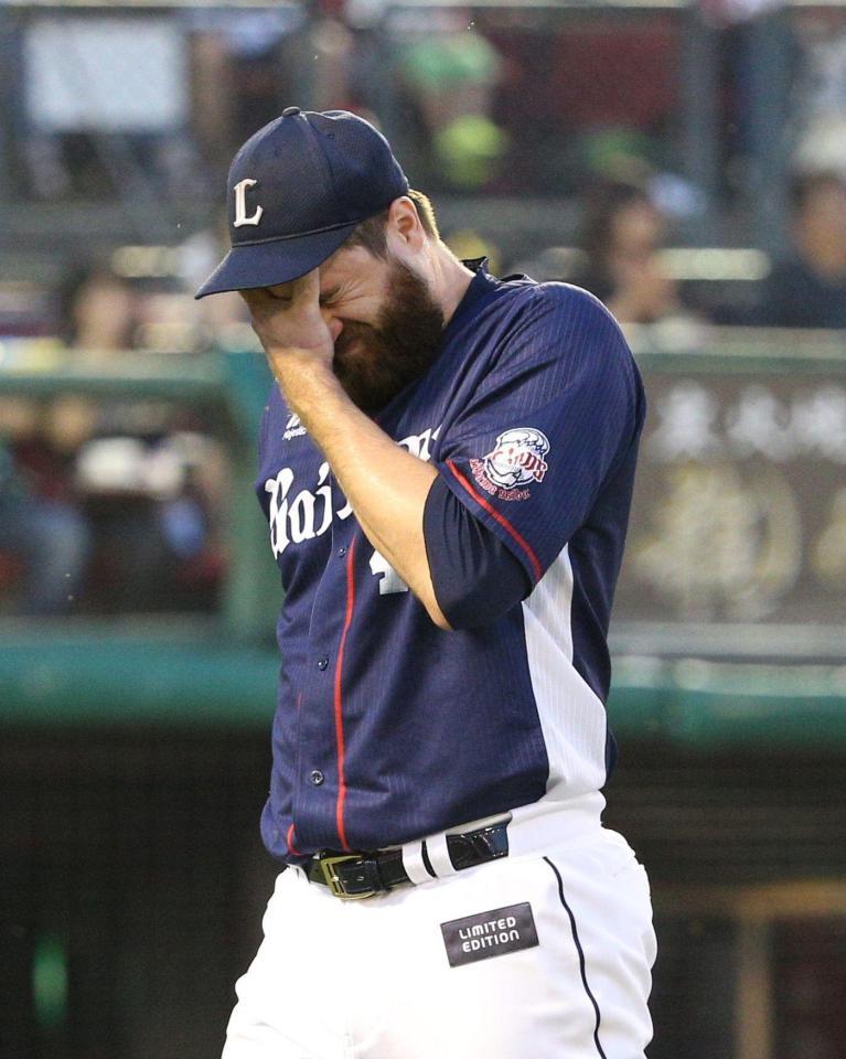 ８回、楽天に勝ち越しを許し顔をしかめながらベンチへ戻る西武・シュリッター