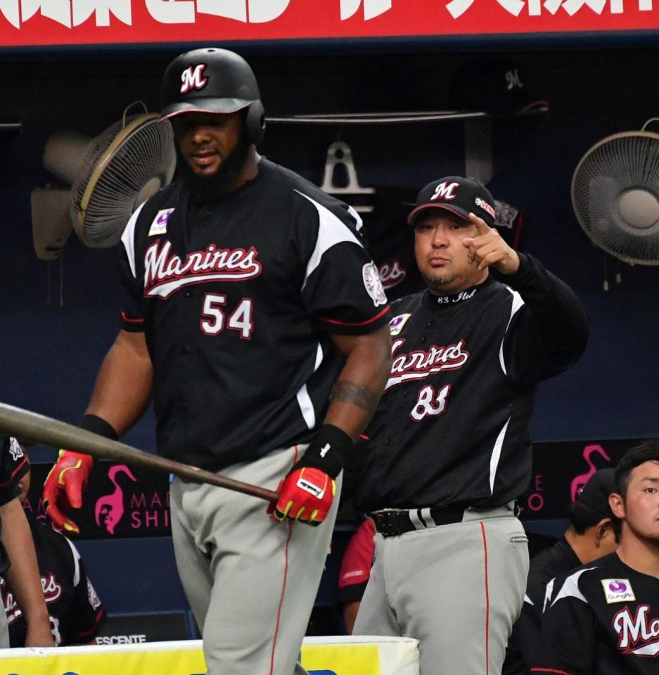 ９回、代打ペーニャを送り出す伊東監督＝京セラドーム