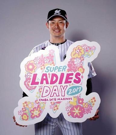「スーパーレディースデー」のロゴを抱える吉田