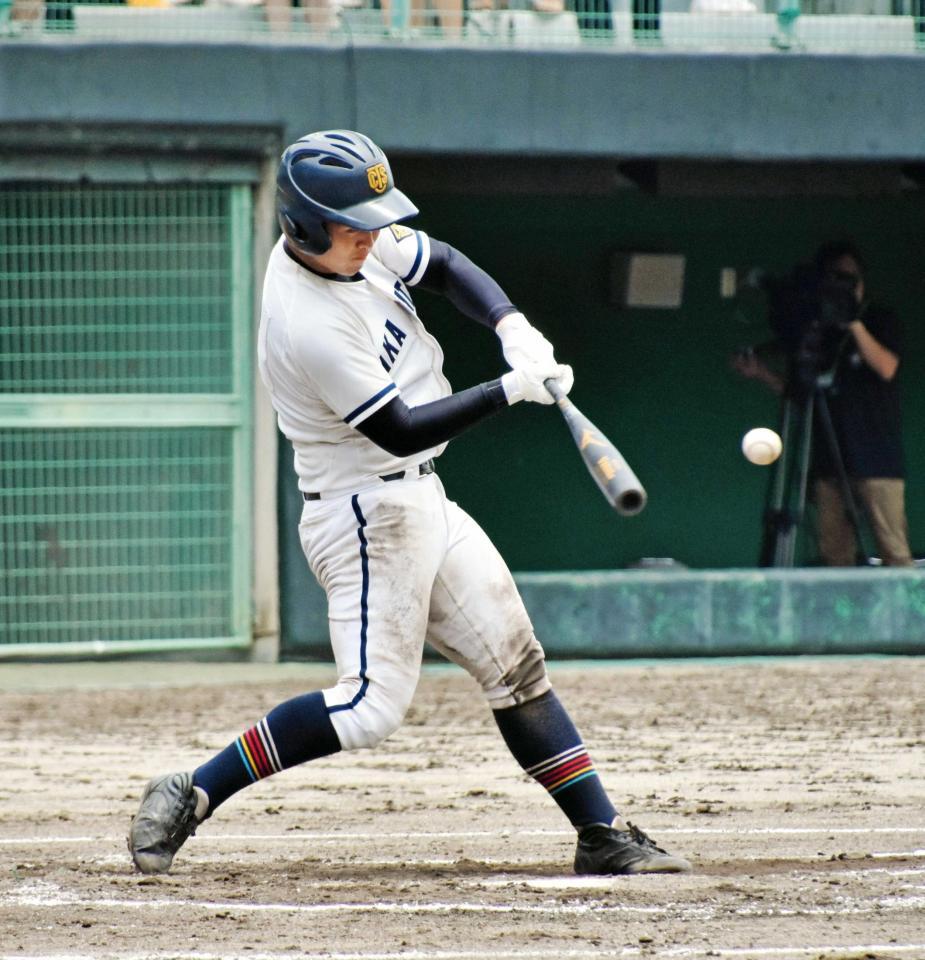 　７回、決勝２ランを放った高松商・植田