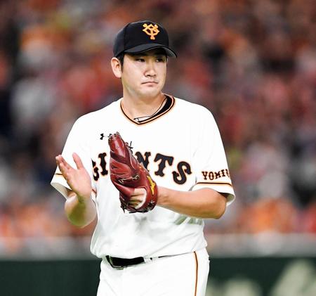 ６回、坂口を三ゴロに打ち取りグラブをたたく菅野＝東京ドーム