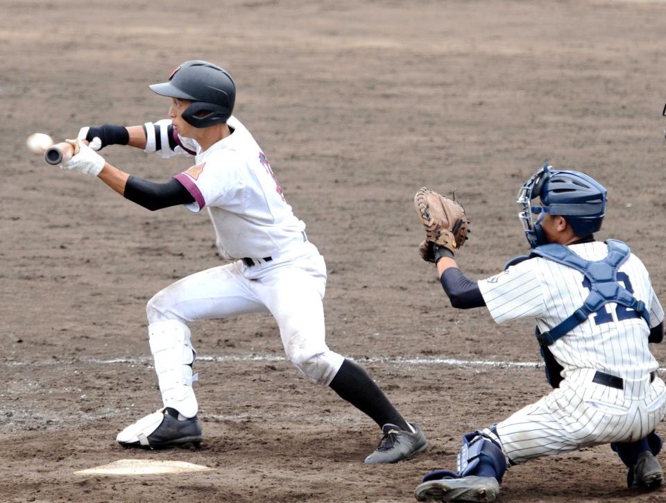 　９回、チャンスを広げるセーフティバントを決めた広島井口・龍