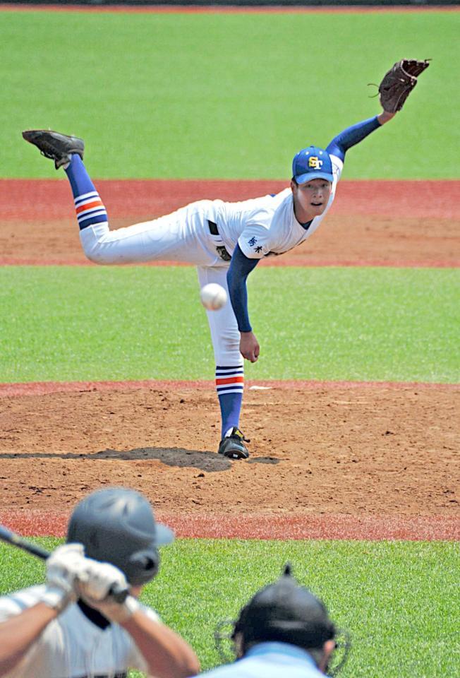 　８回途中から無失点の好救援を見せ、初戦突破に貢献した青藍泰斗・石川