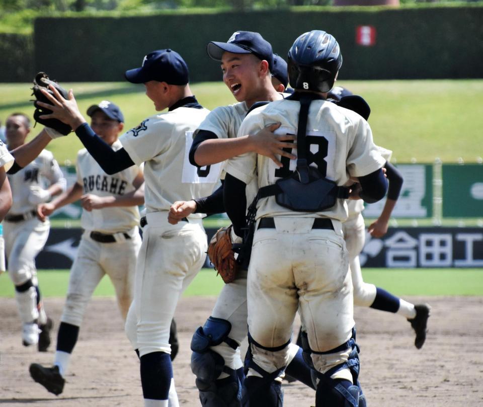 英明を下し喜ぶ丸亀ナイン