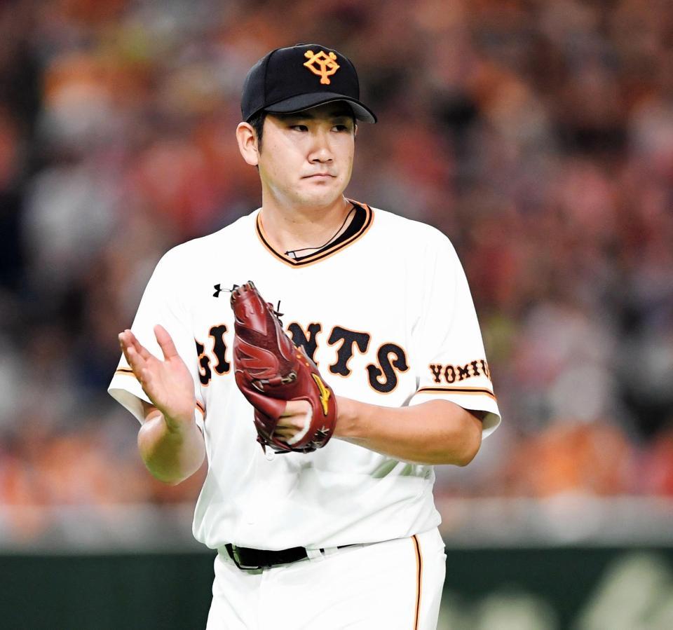 ６回、坂口を三ゴロに打ち取りグラブをたたく菅野＝東京ドーム