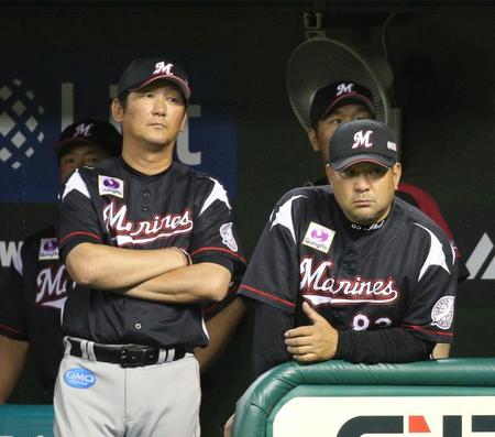 序盤の大量失点に険しい表情の伊東監督（右）