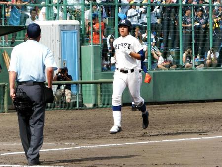 　高校通算６０号本塁打を放ち、生還する履正社・安田