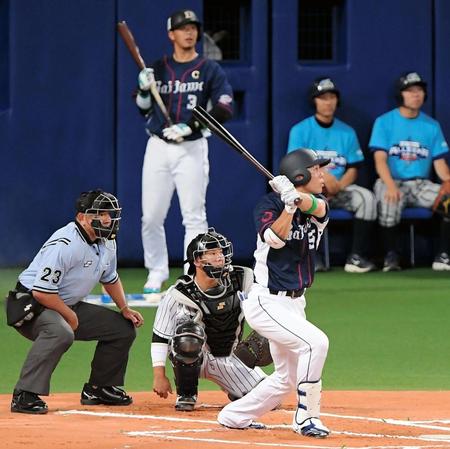 　１回、西武・秋山が先頭打者本塁打を放つ。捕手は阪神・梅野