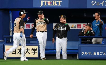 　９回、本塁打を放った日本ハム・中田（左端）を迎える栗山監督（左から２人目）
