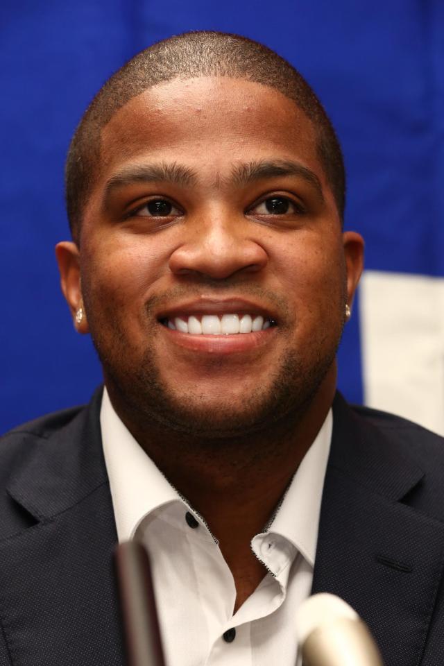 来日し記者会見で心境を話すビシエド