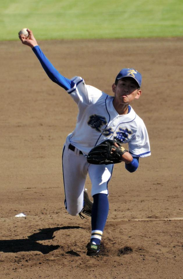 九回から登板し、３者凡退で試合を締めた霞ケ浦・遠藤