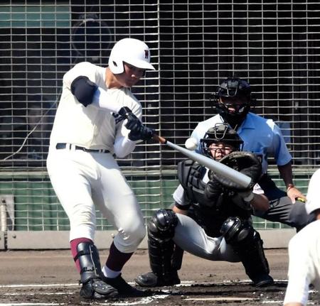 １回早実１死二塁、先制２ランを放つ早実・清宮幸太郎＝ダイワハウススタジアム八王子（撮影・中田匡峻）