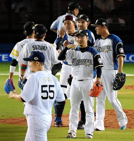 快勝しタッチをかわす全パのナイン＝ＺＯＺＯマリン（撮影・堀内翔）