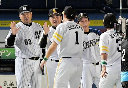 ２連勝でタッチをかわす（左から）ロッテ・伊東監督、ソフトバンク・工藤監督、日本ハム・栗山監督＝ＺＯＺＯマリン（撮影・堀内翔）