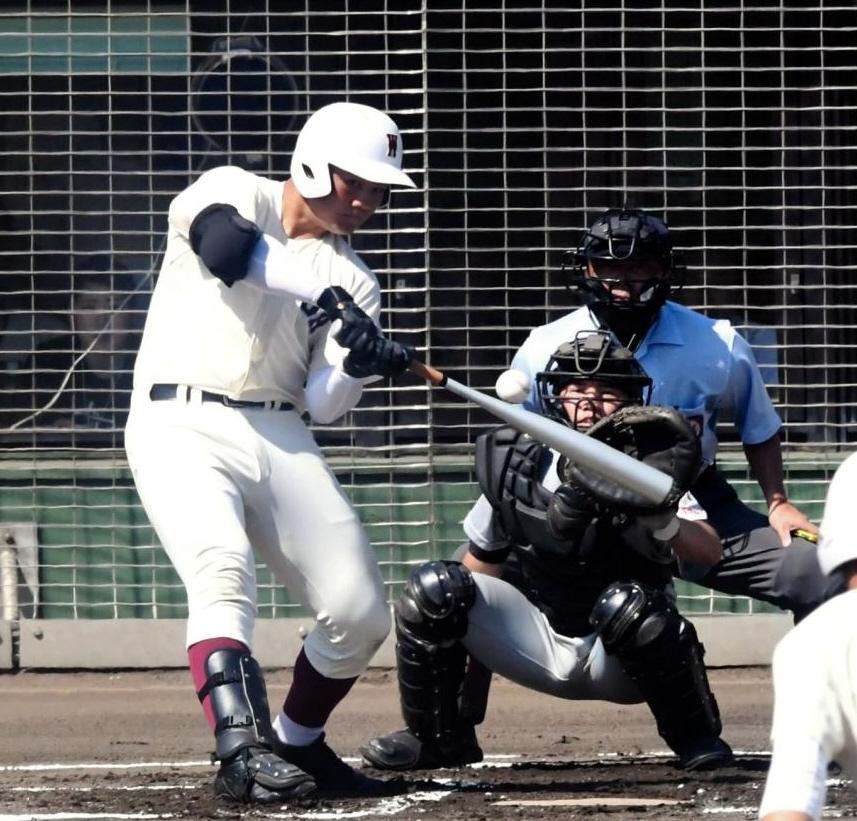 １回早実１死二塁、先制２ランを放つ早実・清宮幸太郎＝ダイワハウススタジアム八王子（撮影・中田匡峻）