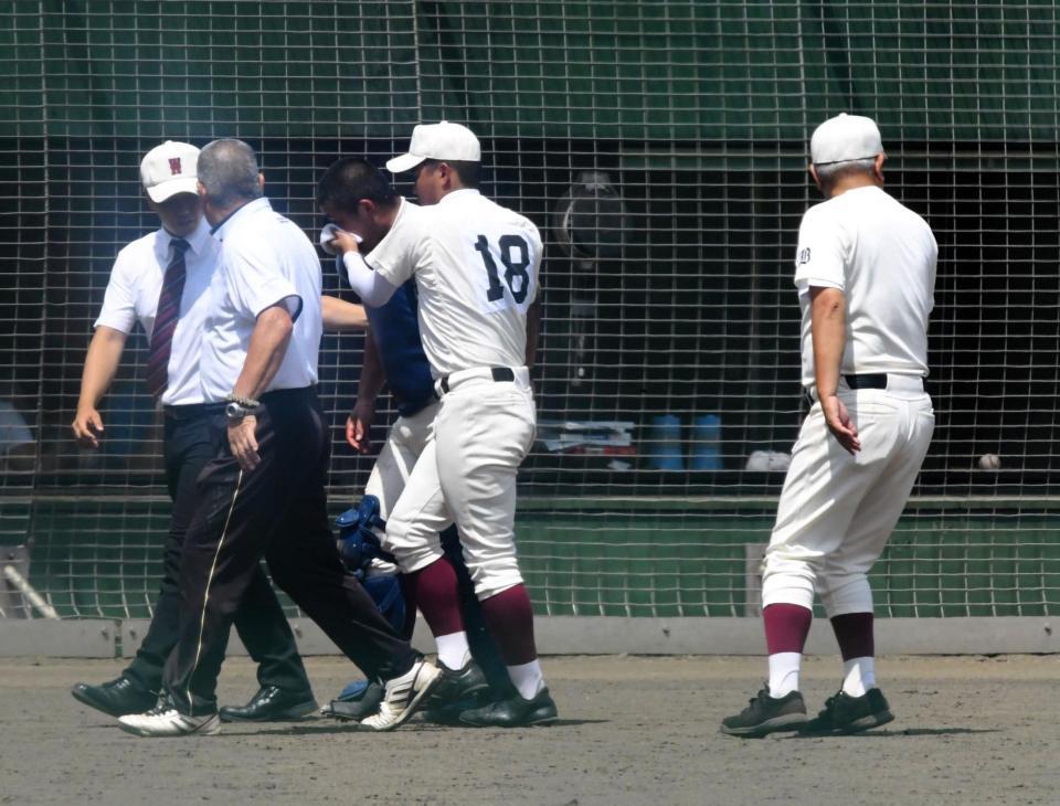 打者が素振りをした際、バットが捕手・野村の顔に当たり流血した為、一旦ベンチへ下がる早実・野村＝ダイワハウススタジアム八王子（撮影・中田匡峻）