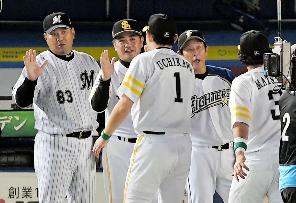 ２連勝でタッチをかわす（左から）ロッテ・伊東監督、ソフトバンク・工藤監督、日本ハム・栗山監督＝ＺＯＺＯマリン（撮影・堀内翔）