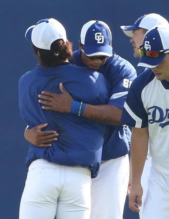 亀沢（左）と抱き合うビシエド