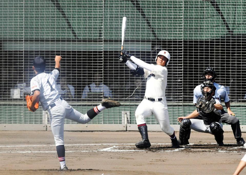　１回、先制の２ランを放つ早実・清宮