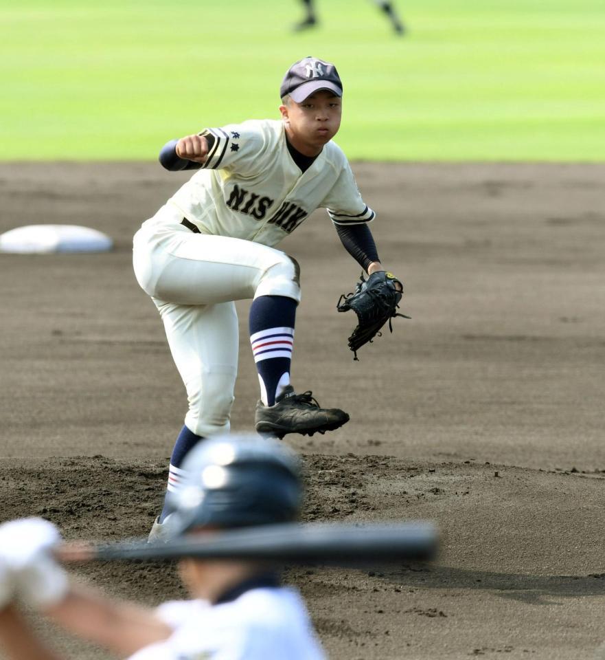 ２回、県伊丹・辻皓太を空振り三振に仕留める市西宮・山本拓実＝明石トーカロ球場（撮影・田中太一）