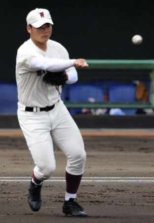 ノックで軽快な動きを見せる早実・清宮幸太郎＝ダイワハウススタジアム八王子（撮影・中田匡峻）