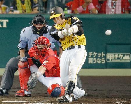 　４回阪神２死二塁、梅野が左前に適時打を放つ。捕手会沢＝甲子園