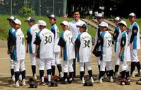 母校の北海道・七飯町の七飯中学校の野球部を電撃訪問し、ユニホームをプレゼントする日本ハム・鍵谷