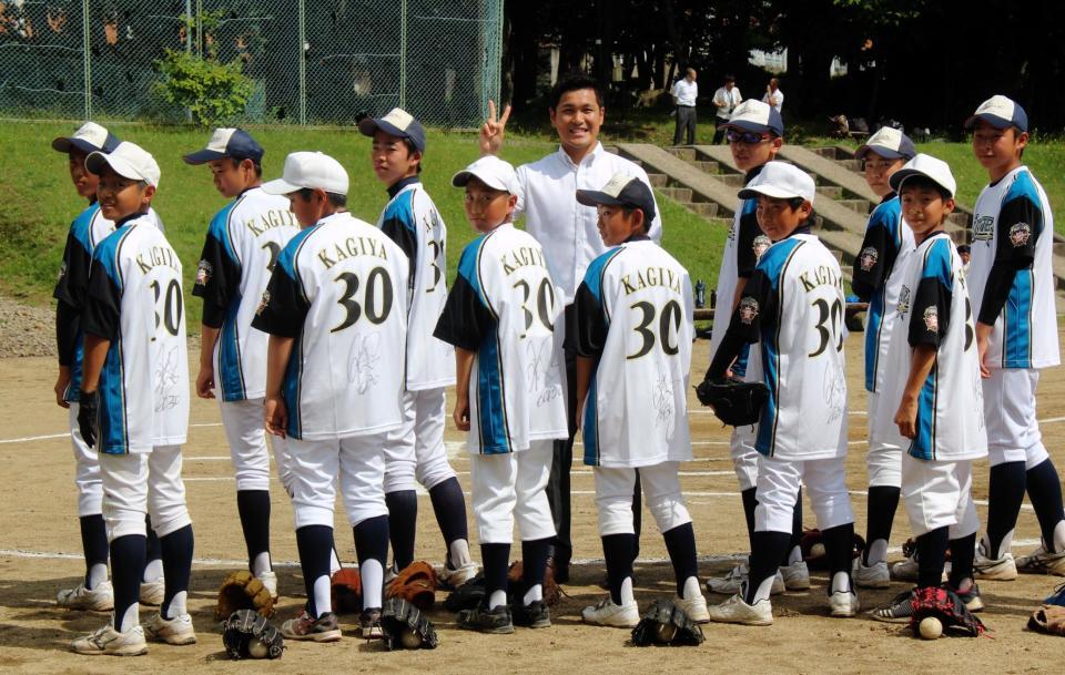 母校の北海道・七飯町の七飯中学校の野球部を電撃訪問し、ユニホームをプレゼントする日本ハム・鍵谷