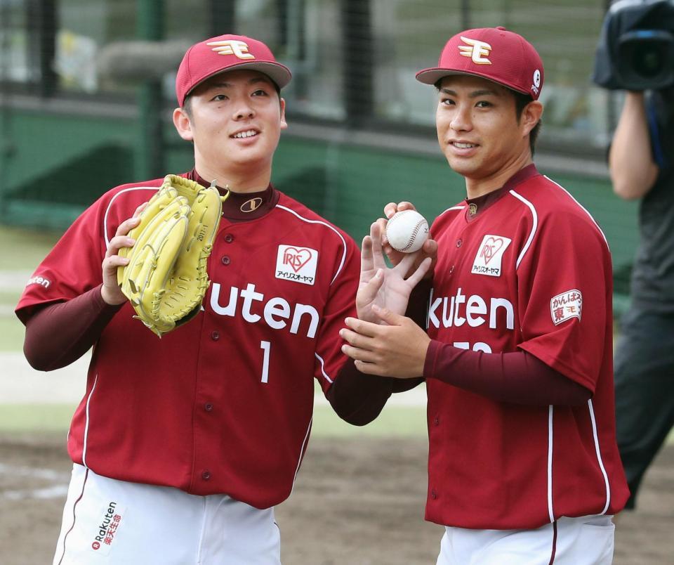 　試合終了後、松井裕（左）からウイニングボールを受け取る楽天・辛島＝函館