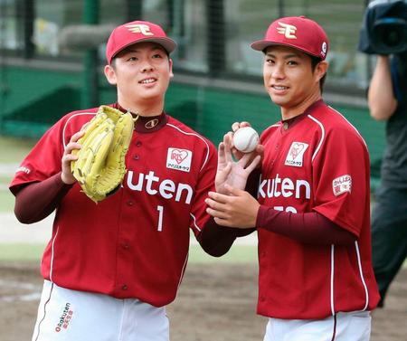 　試合終了後、松井裕（左）からウイニングボールを受け取る辛島