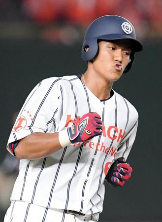 ４回、本塁打を放ち三塁を回る日立製作所・田中俊太