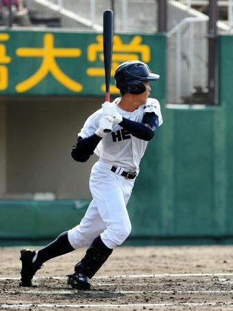 ２回裏龍谷大平安無死、岡田悠希は左前安打を放つ＝わかさスタジアム京都（撮影・佐藤厚）