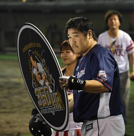 　５回、通算３５０号となる２ランを放った中村